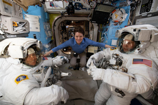 Anne McClain, Christina Koch et Nick Hague, le 18 mars à bord de la Station spatiale internationale.