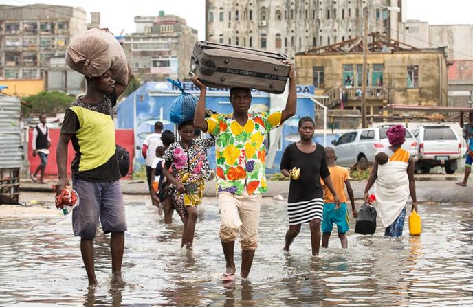 Des habitants de Beira, au Mozambique, fuient leur domicile, après le passage du cyclone tropical Idai.