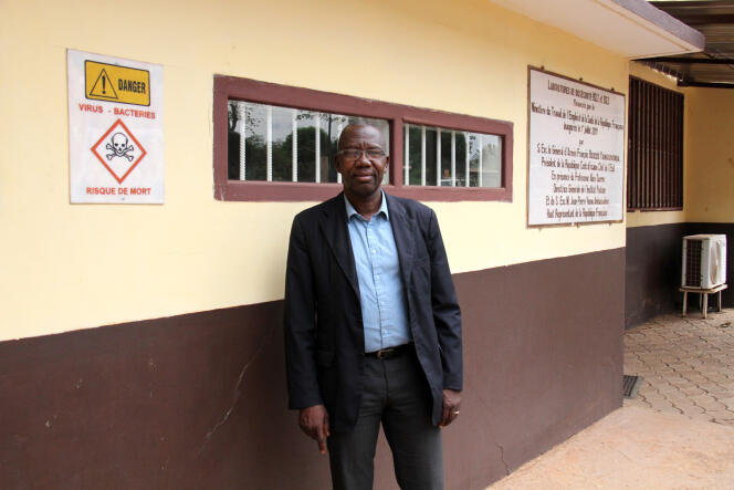Le directeur scientifique de l’Institut Pasteur de Bangui, Emmanuel Nakoune Yandoko, à l’entrée du laboratoire P3+, le 7 mars 2019