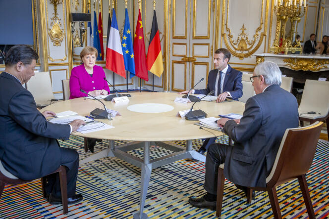 Rencontre entre Emmanuel Macron, la chancelière allemande Angela Merkel, le président de la Commission européenne Jean-Claude Juncker, et le président chinois Xi Jinping, au Palais de l’Elysée, le 26 mars.