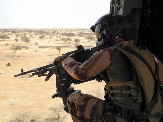 Soldat de l’opération française « Barkhane » entre Gao et Ménaka, au Mali, le 21 mars 2019.