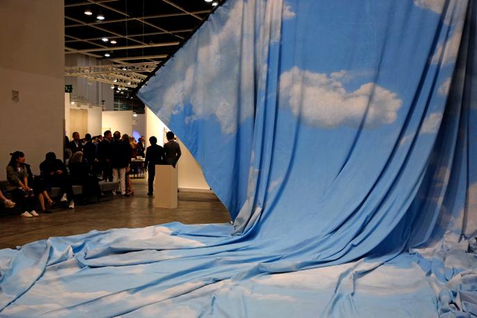 Accrochage de « La Dépossession », de l’artiste franco-marocaine Latifa Echakhch, à la foire Art Basel, à Hongkong, mercredi 27 mars.