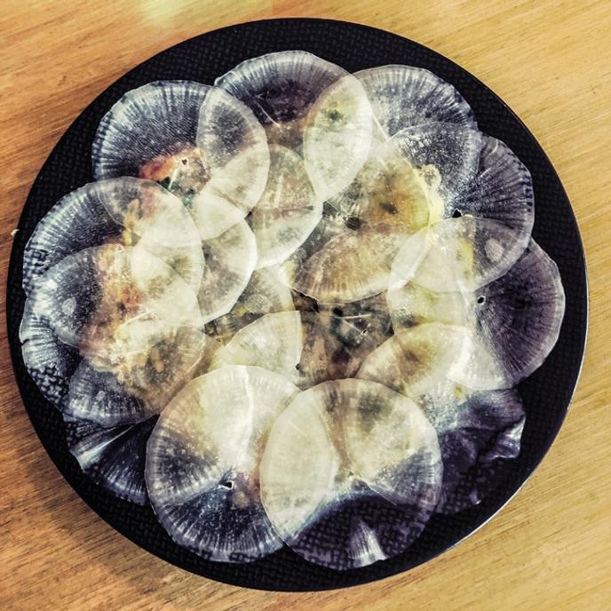 Carpaccio de daurade au daikon mariné.