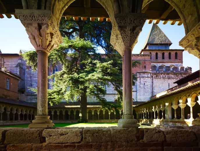 Le cloître et le clocher de l’abbaye Saint-Pierre de Moissac.