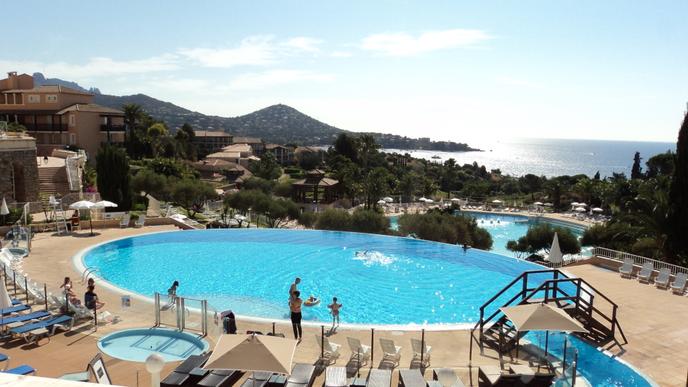 Espace aquatique immense et vue mer...