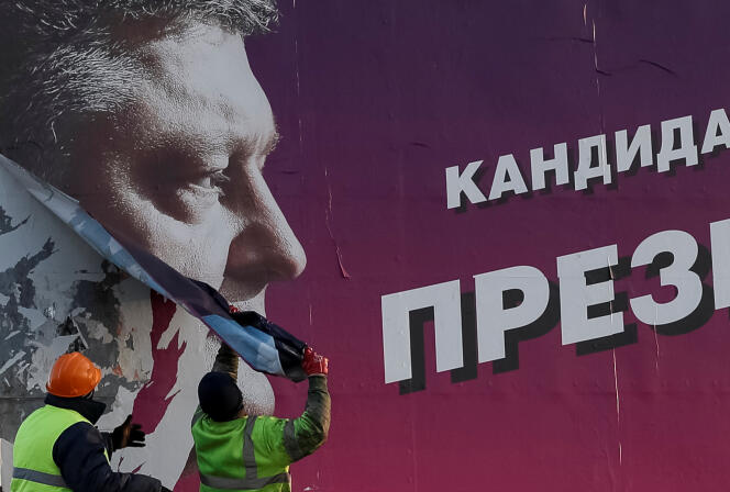 Une afficha de la campagne présidentielle de Petro Porochenko, à Slaviansk (Ukraine), le 28 mars.