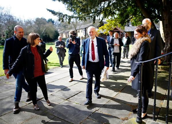 JEREMY CORBYN, 69 ans. Eternel militant de l’extrême gauche du Labour, le député d’Islington, au nord de Londres, s’intéresse plus à la révolution chaviste et à la cause palestinienne qu’à l’Europe, club de capitalistes. Propulsé à la tête d’un parti qui n’a pas voulu du référendum, assigné à faire campagne contre le Brexit dans le même camp que David Cameron dont il dénonce la politique d’austérité, il fait le service minimum. JEREMY CORBYN, 69 ans. Eternel militant de l’extrême gauche du Labour, le député d’Islington, au nord de Londres, s’intéresse plus à la révolution chaviste et à la cause palestinienne qu’à l’Europe, club de capitalistes. Propulsé à la tête d’un parti qui n’a pas voulu du référendum, assigné à faire campagne contre le Brexit dans le même camp que David Cameron dont il dénonce la politique d’austérité, il fait le service minimum.