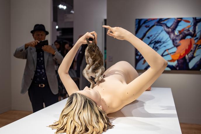 « Rabbit and the Moon », de Dan Colen, à la foire Art Basel, à Hongkong, le 27 mars.