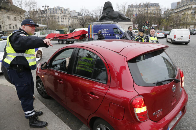 Contrôle de police lors d’un pic de pollution, à Paris, en 2014.