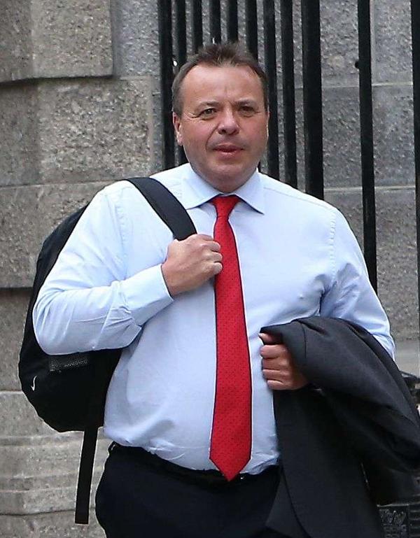 Arron Banks (53 ans). L’homme d’affaires, qui a fait fortune dans les assurances, a injecté plus de 9 millions d’euros dans la campagne « Leave EU » du dirigeant d’extrême droite Nigel Farage. Ses mystérieuses rencontres avec l’ambassadeur russe à Londres et l’opacité de ses sociétés ont conduit la commission électorale à émettre des doutes sur l’origine de ses dons. Arron Banks (53 ans). L’homme d’affaires, qui a fait fortune dans les assurances, a injecté plus de 9 millions d’euros dans la campagne « Leave EU » du dirigeant d’extrême droite Nigel Farage. Ses mystérieuses rencontres avec l’ambassadeur russe à Londres et l’opacité de ses sociétés ont conduit la commission électorale à émettre des doutes sur l’origine de ses dons.