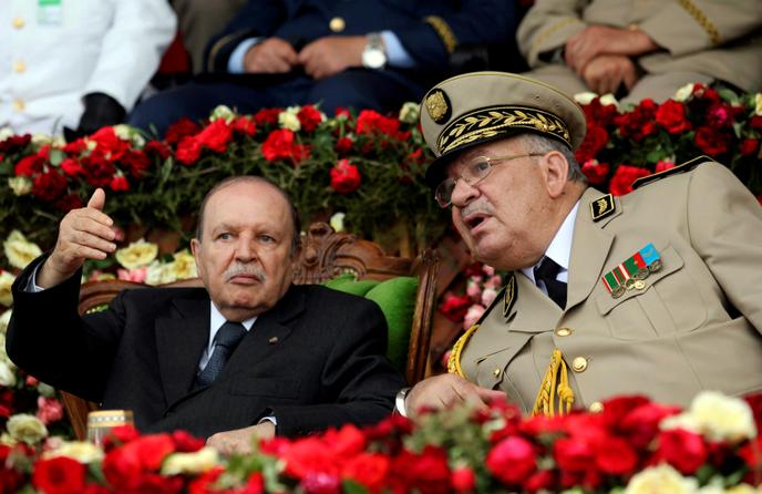 Le président Abdelaziz Bouteflika (à gauche) a reçu le chef d’état-major, Ahmed Gaïd Salah, mercredi 27 mars.
