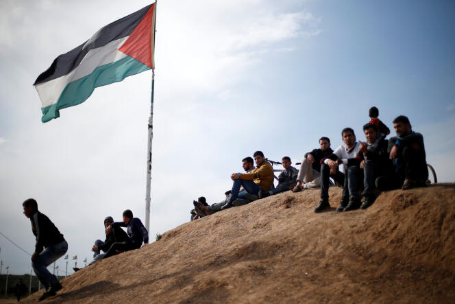 Des Palestiniens se tiennent à la frontière avec Israël, à Gaza, le 29 mars.
