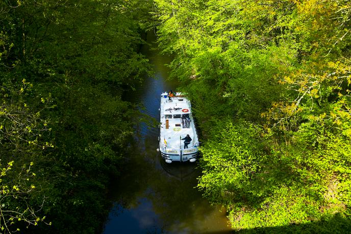 Le canal du Nivernais à la hauteur du village de La Colancelle.