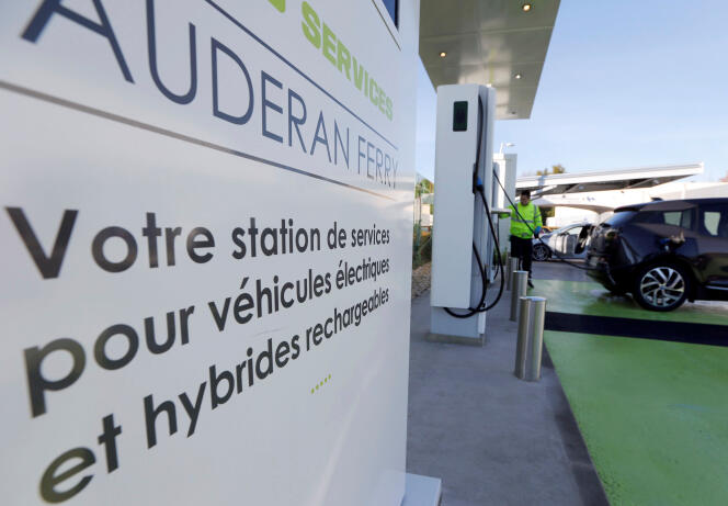 Une station de recharge de la société Enersoft sur le parking d’un hypermarché Carrefour à Bordeaux, le 6 décembre 2016.