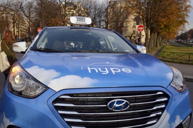 Un taxi à pile à combustible ix35 du constructeur automobile coréen Hyundai à une station temporaire à hydrogène d’Air Liquide, à Paris.