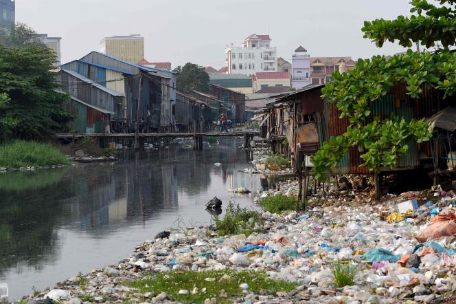 Pile de déchets sur le canal de Phnom Penh (Cambodge) le 29 mars.