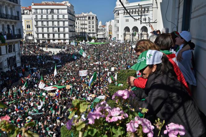 La foule manifeste pour demander le départ des dirigeants, à Alger, le 29 mars.