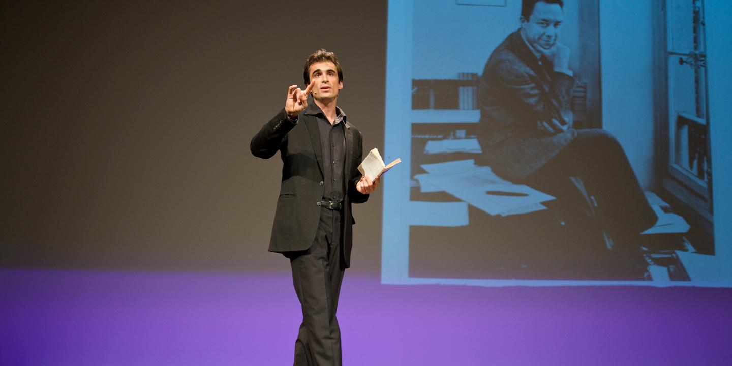 LAFAY Pascal/PINK/saif images Raphae?l Enthoven, philosophe. Confe?rence philosophique parcourant