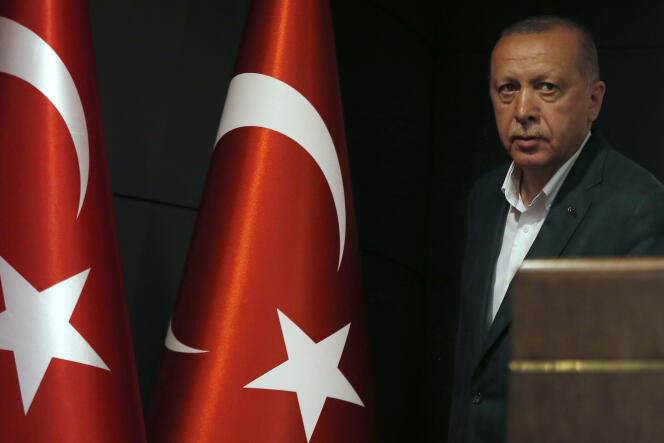 Le président turc Recep Tayyip Erdogan à son arrivée en conférence de presse le 31 mars 2019, après le crutin des élections municipales.