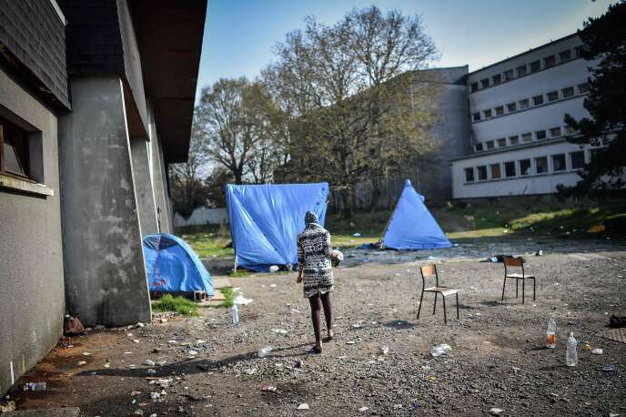 Dans un gymnase occupé par des migrants à Saint-Herblain, près de Nantes, le 28 mars.
