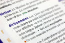 Gros plan sur un dictionnaire de la langue française et sur le mot dictionnaire