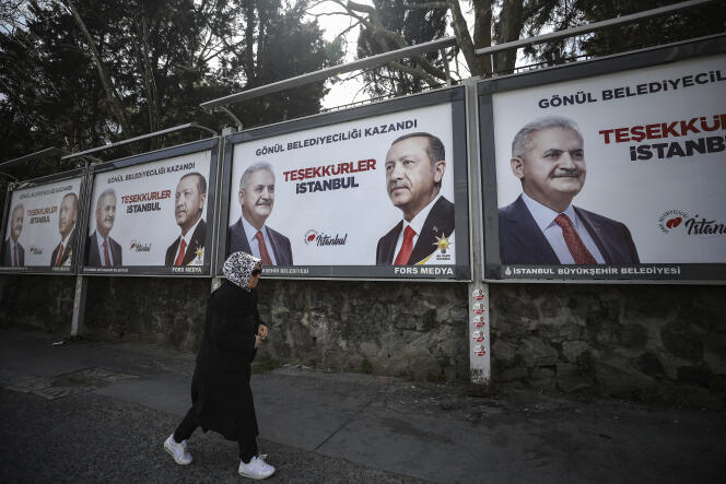 Des affiches de l’AKP à Instanbul, le 1er avril.