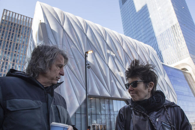 Les architectes David Rockwell et Elizabeth Diller, devant The Shed, à New York, le 1er avril.
