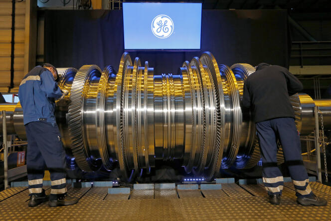 Des employés travaillent sur une turbine à l’usine General Electric (GE) de Belfort, en février 2017.