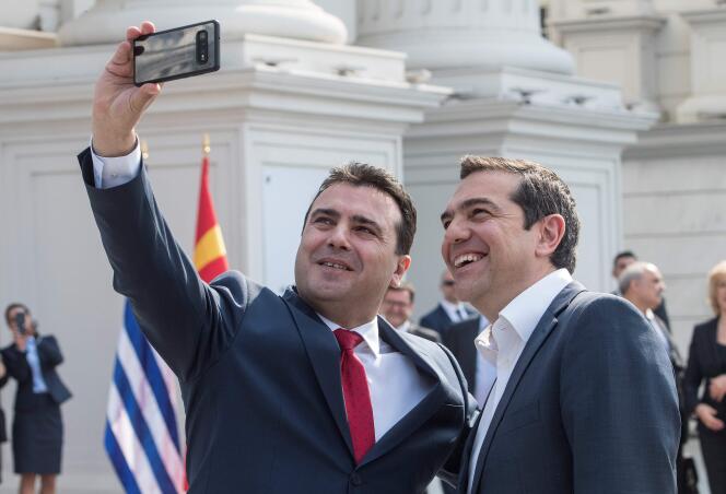 Le premier ministre macédonien Zoran Zaev et son homologue grec Alexis Tsipras, le 2 avril à Skopje.