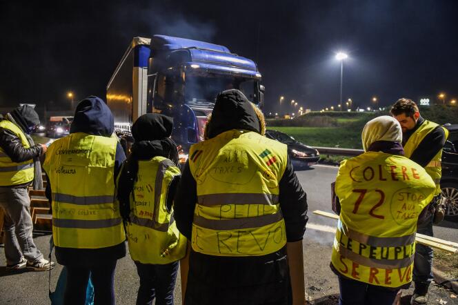 A droite, une manifestante arbore la mention du groupe Facebook « Colère 72 » au dos de son gilet jaune au Mans, le 17 novembre 2018.