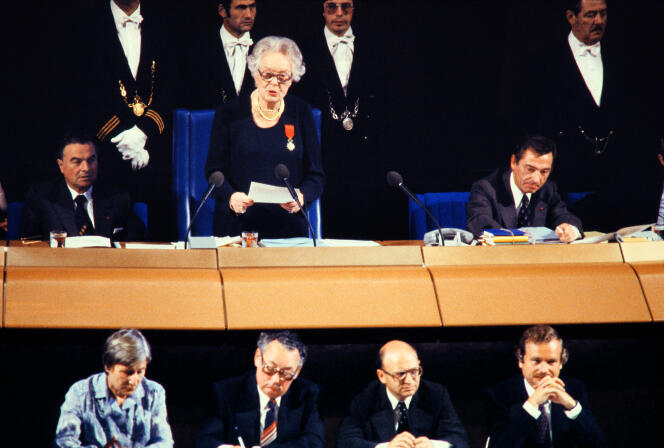 Louise Weiss, la doyenne des eurodéputés, ouvre la session du Parlement européen, à Strasbourg, le 17 juillet 1979.