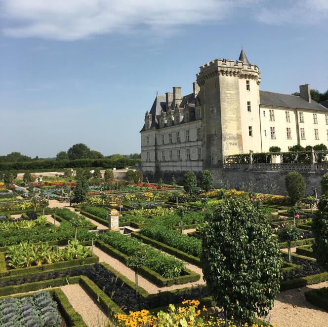 Vue des jardins et du château de Villandry, en Indre-et-Loire.