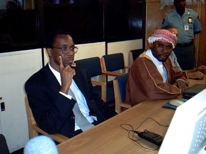 Ferdinand Nahimana (à gauche), un des actionnaires de la RTLM, lors de son procès à Arusha, en décembre 2003.