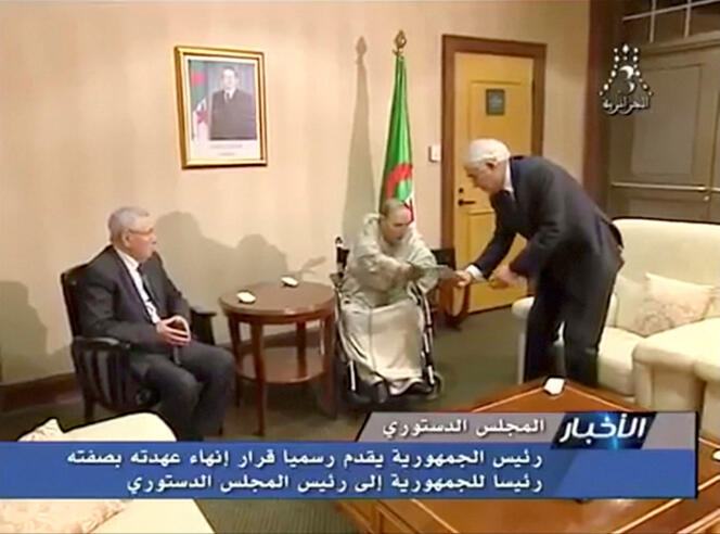 L’ancien président algérien Abdelaziz Bouteflika remet sa lettre de démission au président du Conseil constitutionnel Tayeb Belaiz, le 2 avril 2019, à Zéralda, près d’Alger.