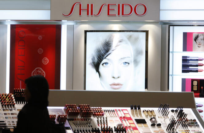 Devant un rayon de produits cosmétiques de la marque Shiseido, à Tokyo.