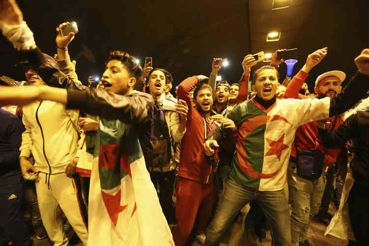 Des Algérois ont rapidement commencé à se rassembler sur le parvis de la Grande Poste.