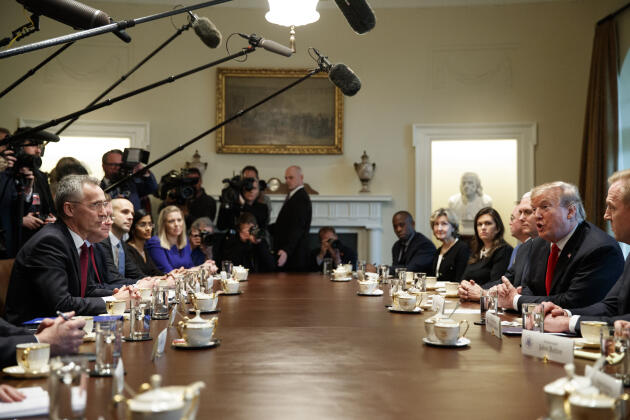 Face au président Donald Trump, le secrétaire général de l’OTAN, Jens Stoltenberg, lors d’une réunion à la Maison Blanche, le 2 avril.