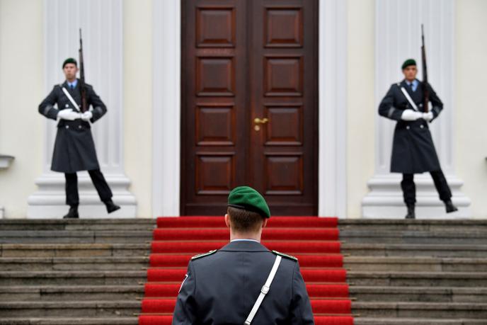 Des soldats allemands au palais Bellevue, à Berlin, le 21 février.