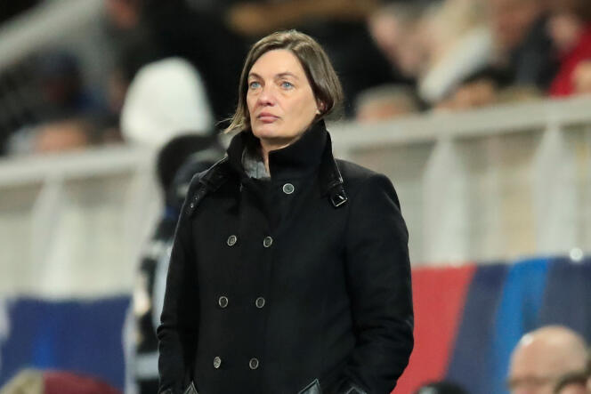 Corinne Deacon, allora allenatrice della squadra di calcio femminile francese, posa durante un'amichevole contro il Giappone allo Stade Abbey Deschamps di Auxerre il 4 aprile 2019.