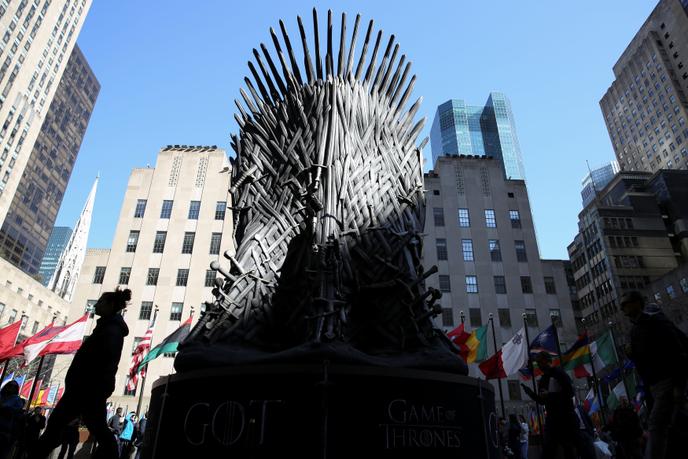 A New York, un gigantesque trône de fer annonce l’arrivée de l’ultime saison de « Game of Thrones ».