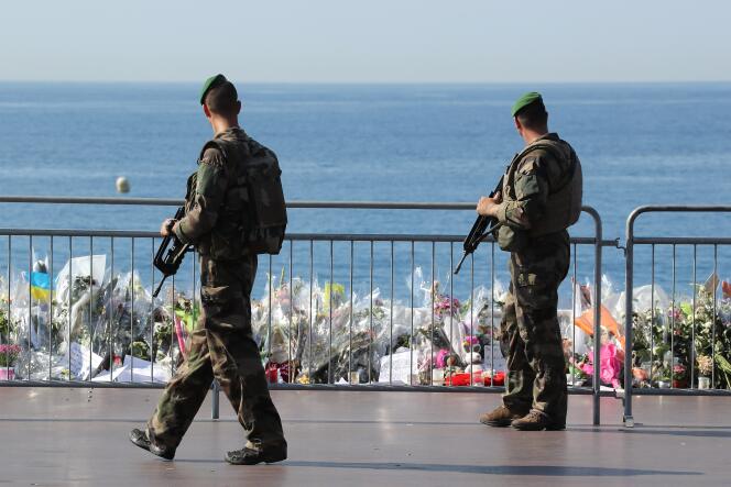 Des soldats sur la promenade des Anglais après l’attaque de Nice, le 19 juillet 2016.