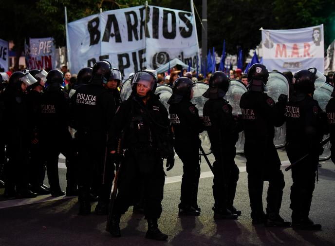 Lors d’une manifestation contre la politique économique de Mauricio Macri, le 4 avril à Buenos Aires.