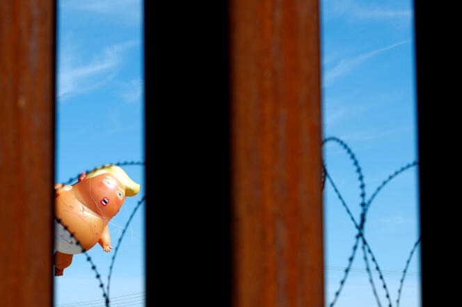 Le ballon « bébé Trump » flottant au niveau de la frontière.