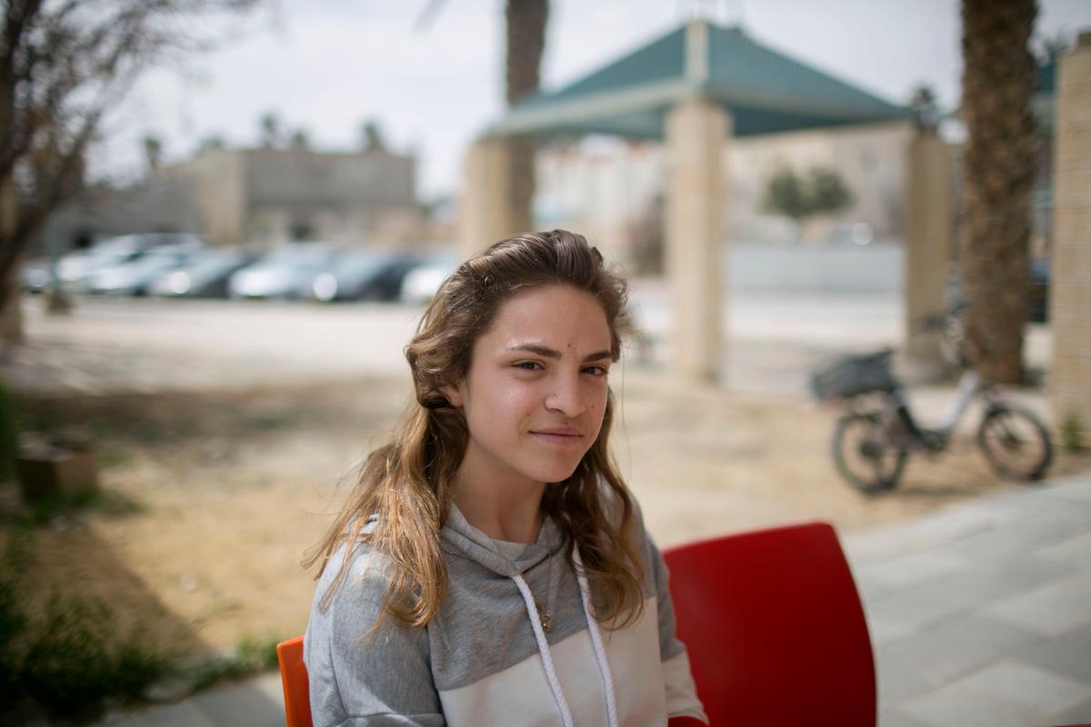 Employée dans une usine de crèmes pour le visage, Anat Yacobi, 19 ans, aime sa vie tranquille à Yeruham, au sein d’une « vraie communauté ».