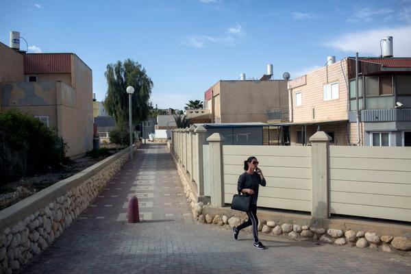 Yeruham se situe dans le Néguev, à environ 150 km au sud de Tel-Aviv.