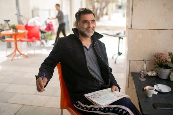 Propriétaire d’une boulangerie où il cuit du pain marocain, le pays de ses parents, Yigal Vaknin aime compléter sa grille de Sudoku dans le journal.