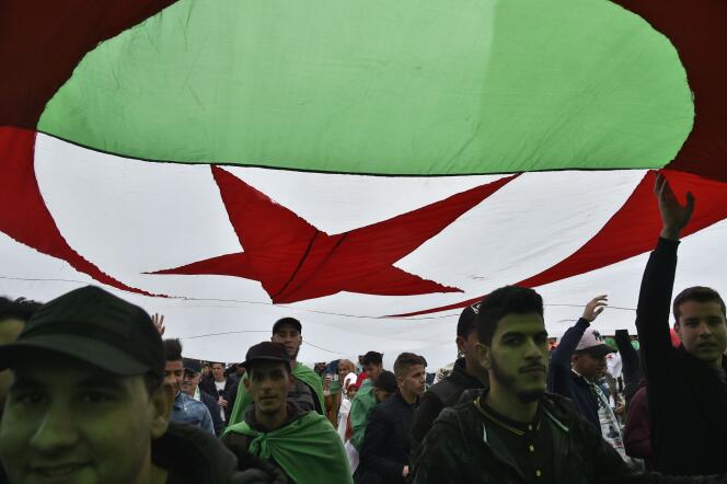 Lors d’une manifestation à Alger, le 5 avril.