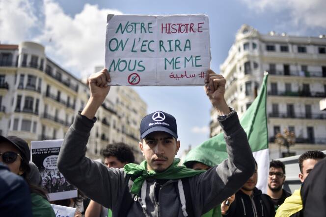 Un manifestant dans les rues d’Alger, le 2 avril.