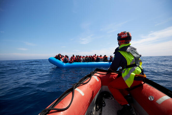 Une opération de sauvetage de l’ONG allemande Sea-Eye en mer Méditerranée, le 3 avril.