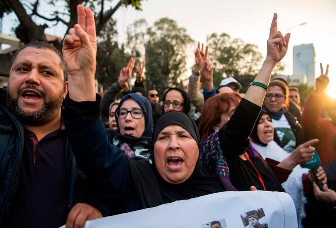 Pendant les délibérations, plusieurs dizaines de personnes – des familles, des militants du Hirak ou des droits humains – avaient manifesté devant le tribunal, à Casablanca.